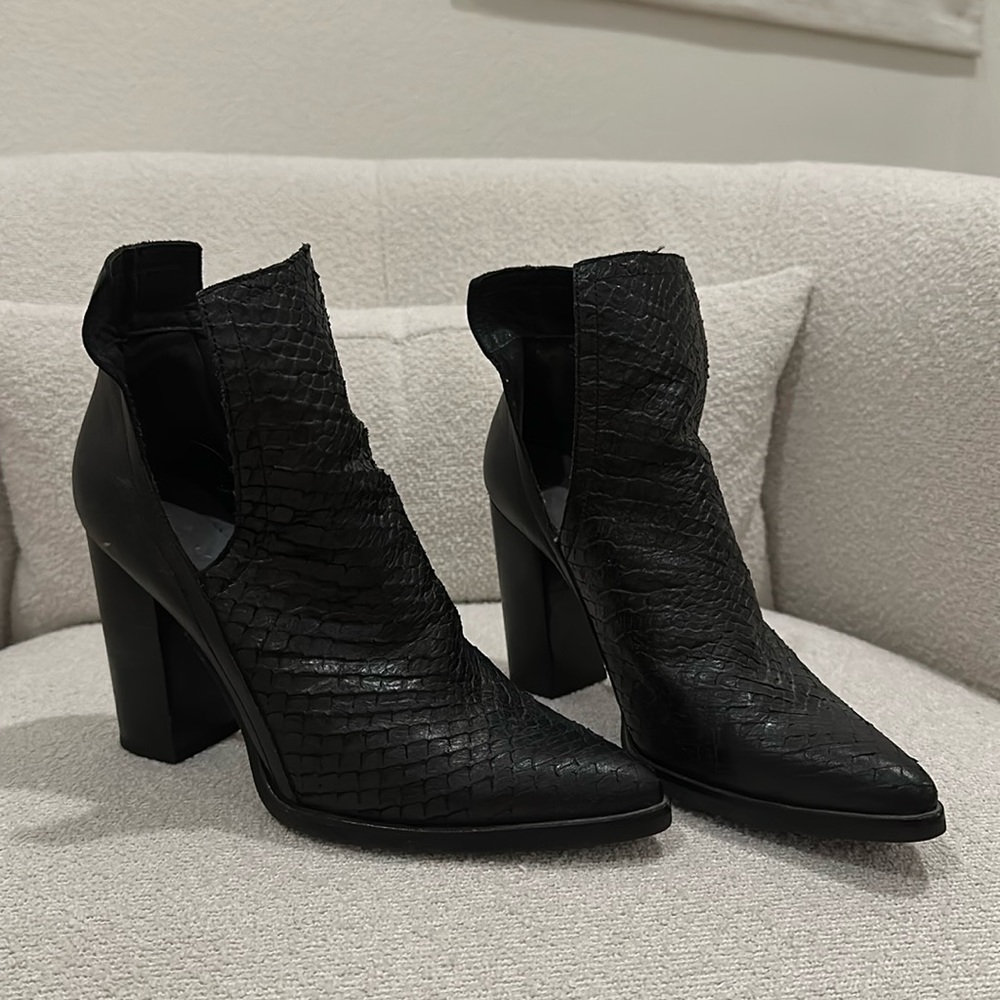 Black Kansas Jessi James Decker Booties